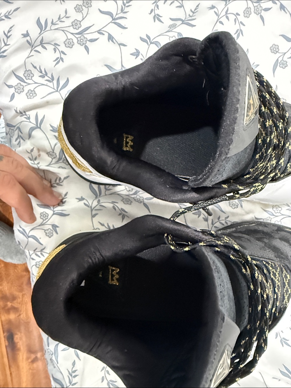 Nike Men’s Low-Top Sneakers in White, Black & Gold - Picture 3 of 5
